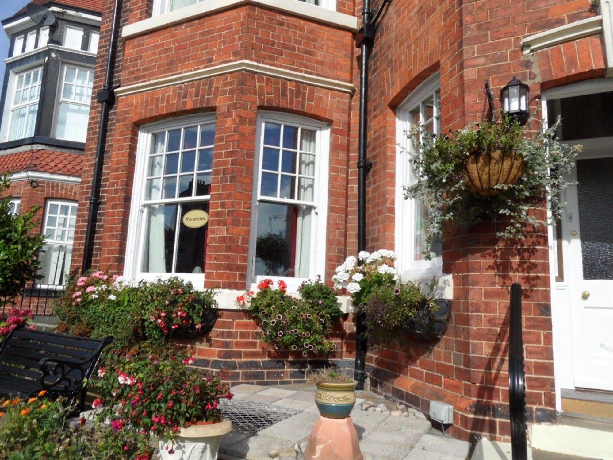 Glenora Guest House Whitby Bagian luar foto