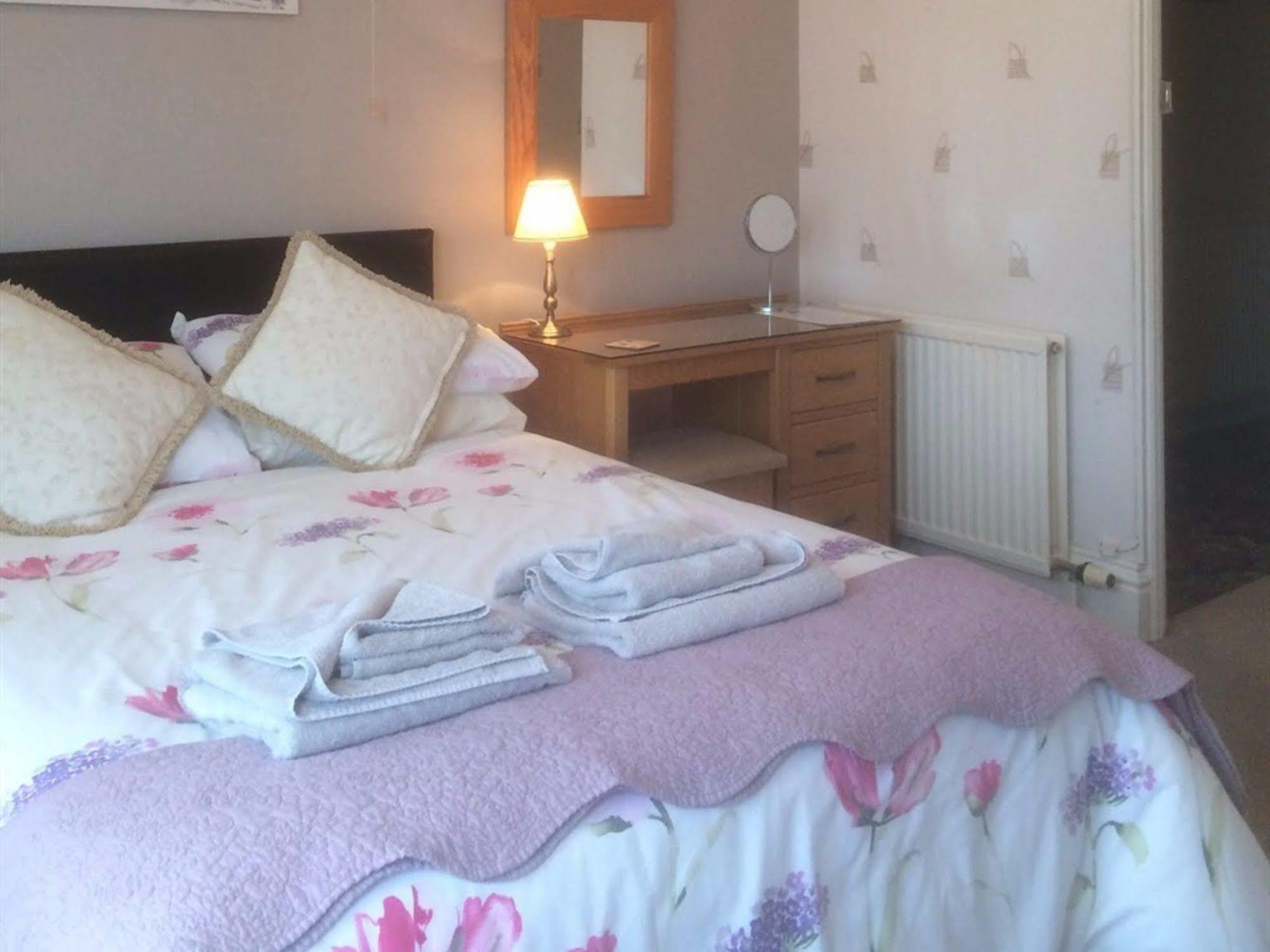 Glenora Guest House Whitby Bagian luar foto