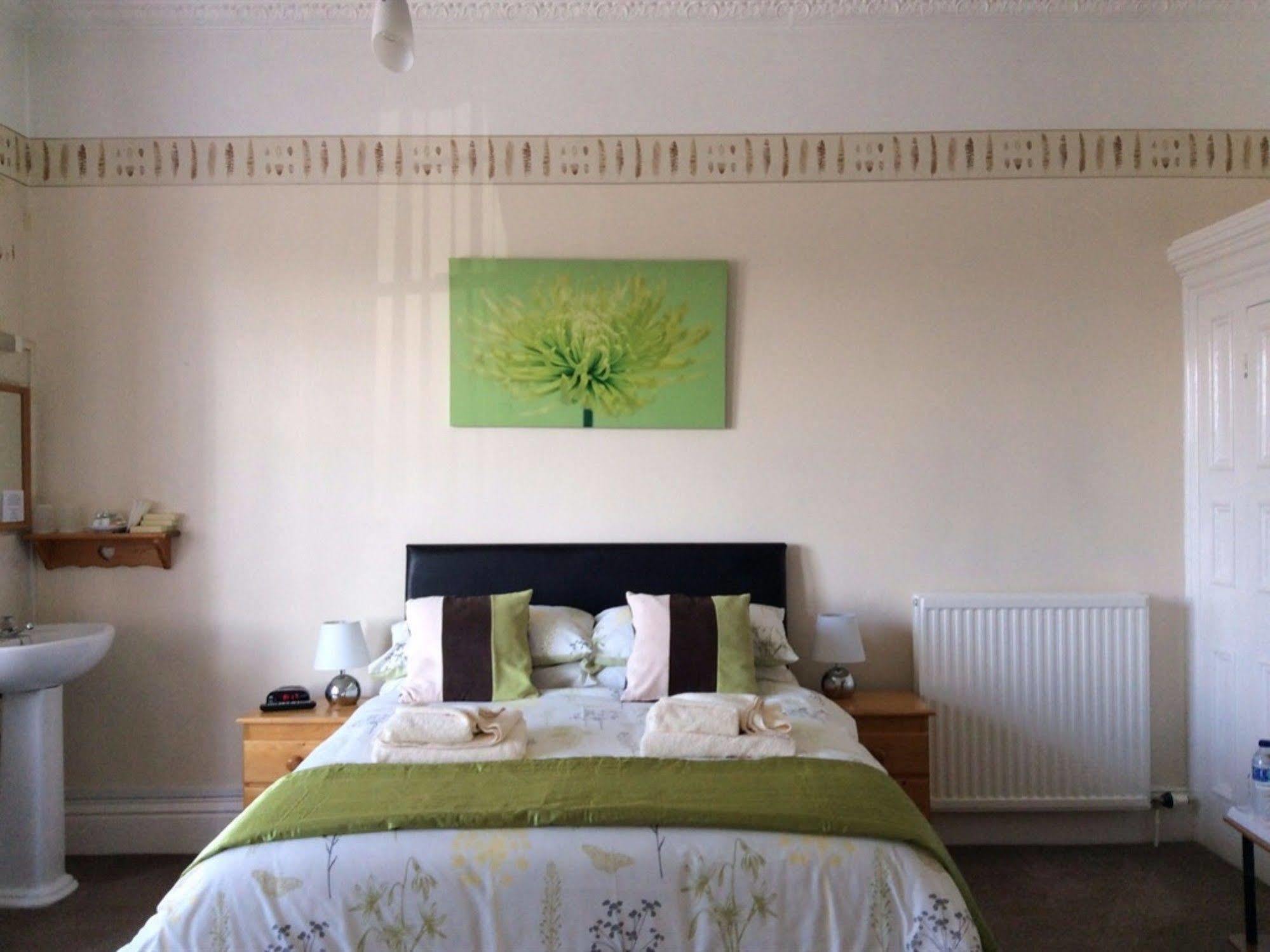 Glenora Guest House Whitby Bagian luar foto