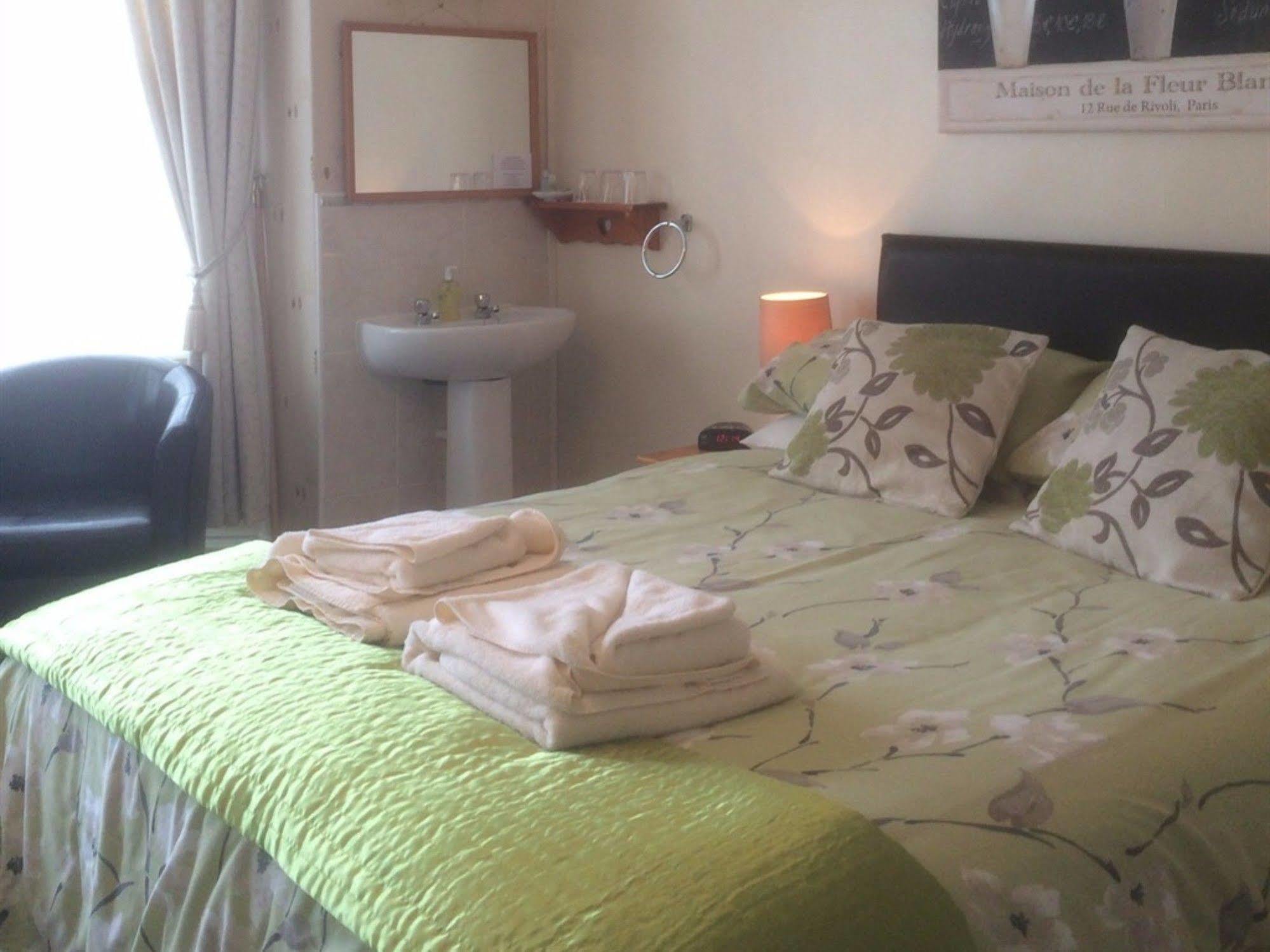 Glenora Guest House Whitby Bagian luar foto