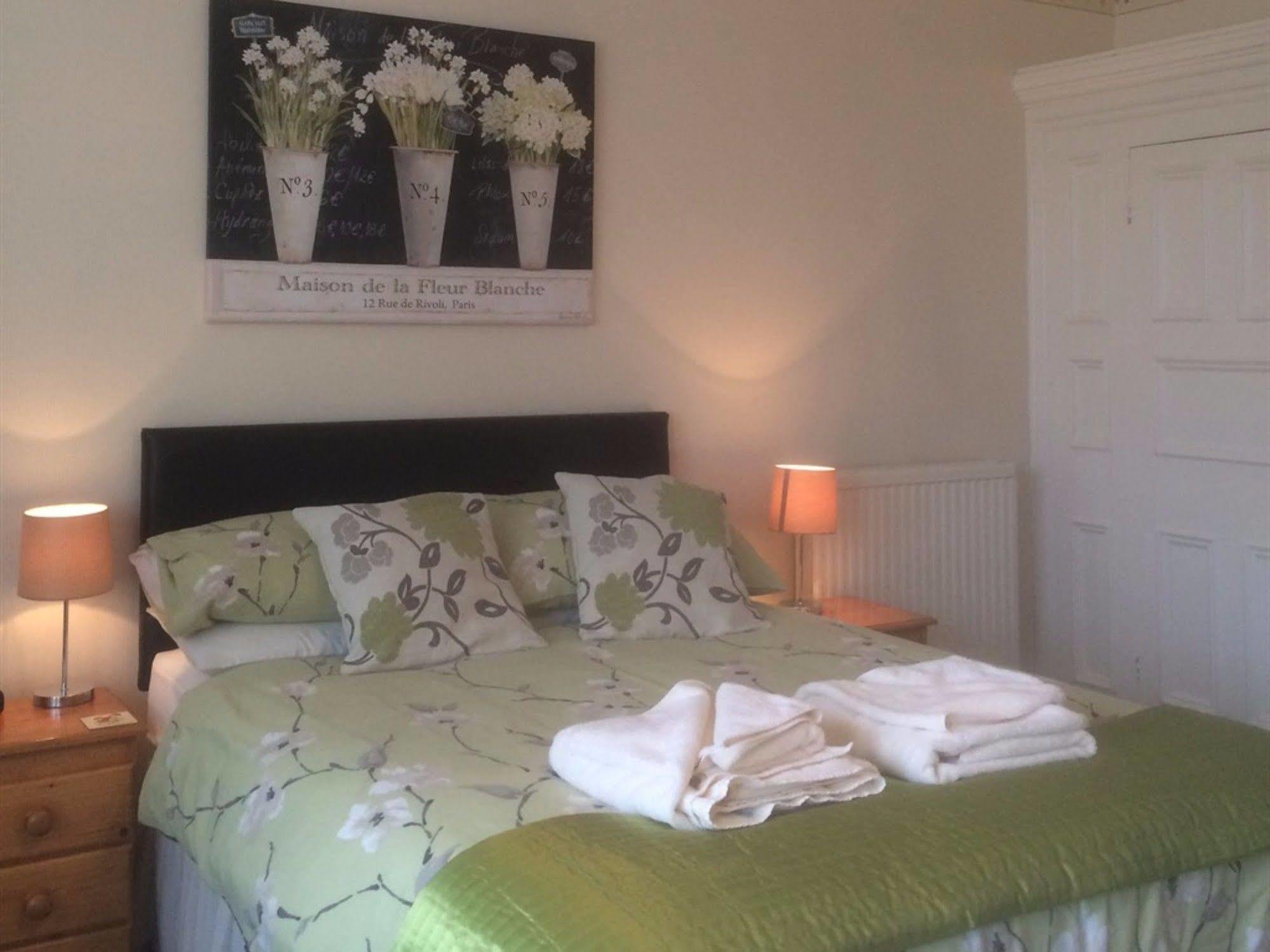 Glenora Guest House Whitby Bagian luar foto